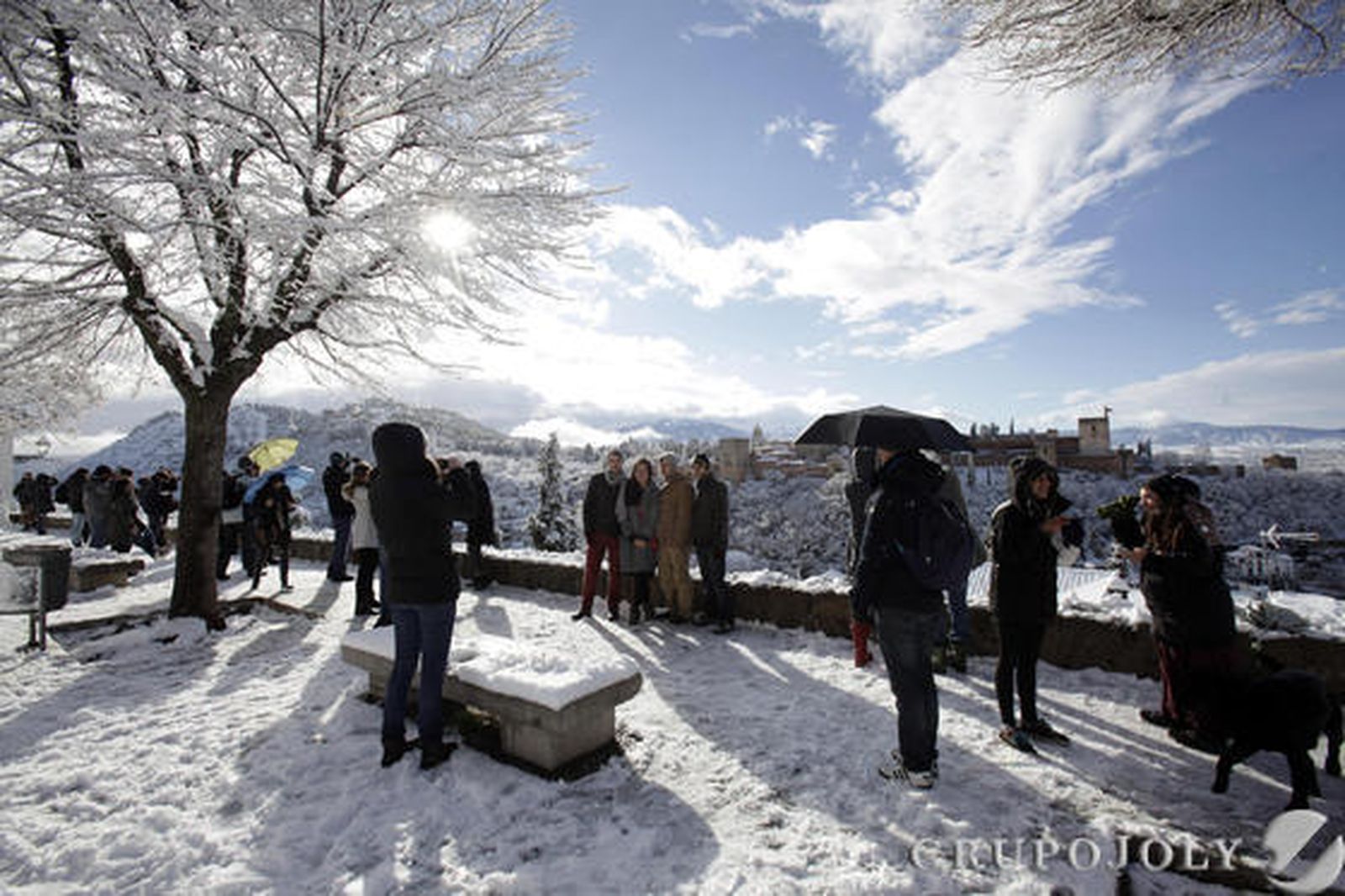 La nieve blanqueó la ciudad en la festividad del 28-F y provocó hasta 200 incidencias.

Foto: Lucia Rivas
