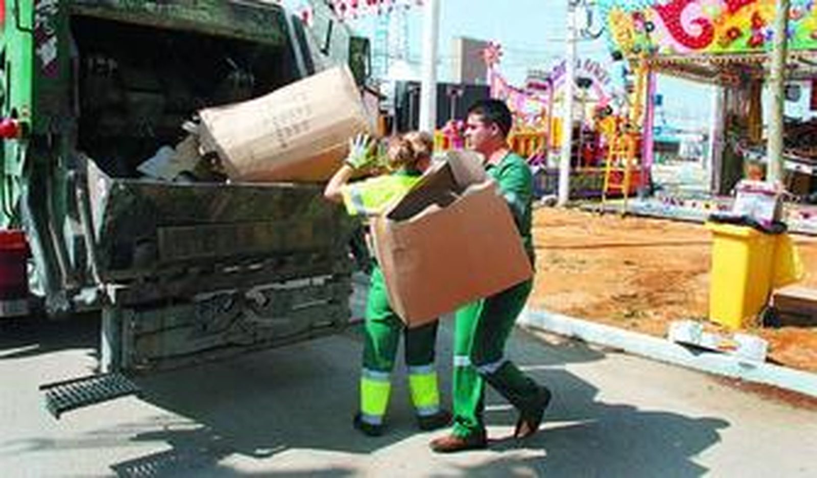 Dos empleados de la empresa de limpieza, durante la pasada Feria de Primavera.