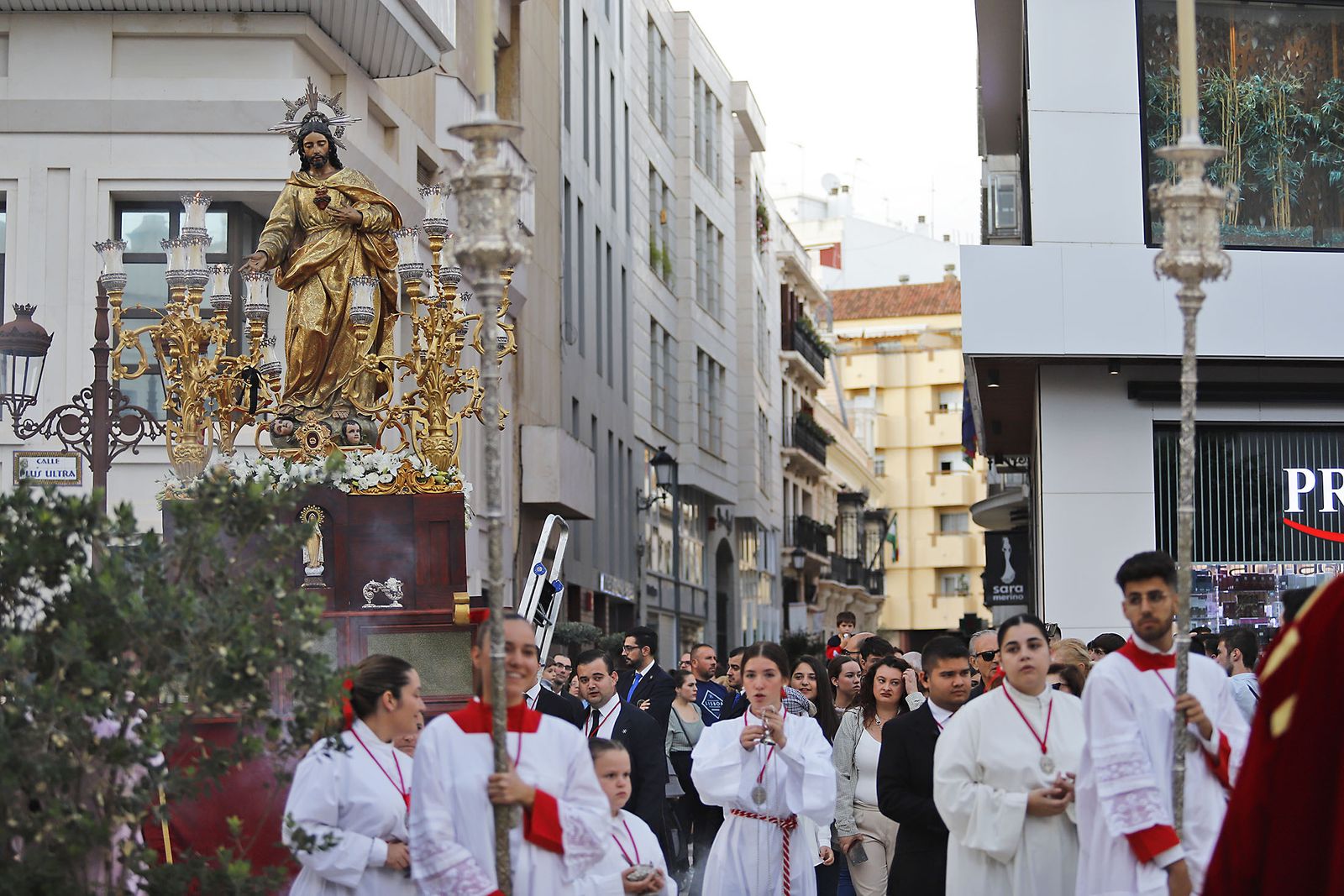 Imágenes del Sagrado corazón de Jesús en procesión por las calles del centro