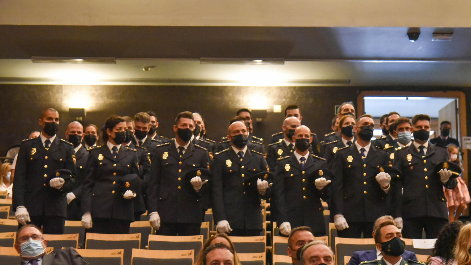 Las fotos de la entrega de medallas por el Dia de la Policía Nacional