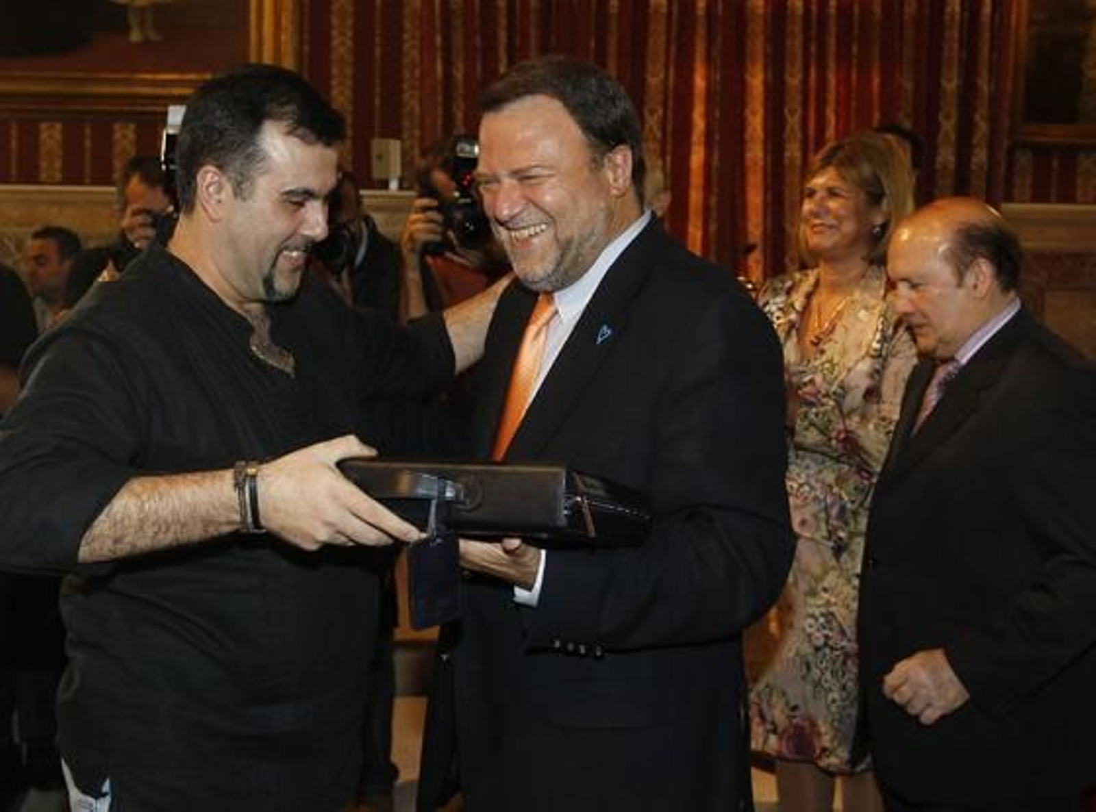 Alfredo Sánchez Monteseirín entrega la llave a un placero.

Foto: Antonio Pizarro