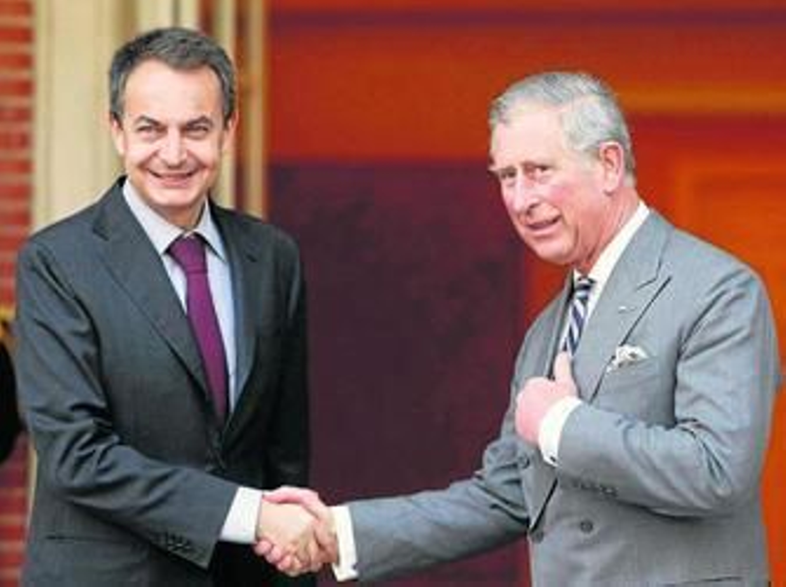 Zapatero y el Príncipe de Gales, ayer antes de iniciar su reunión en La Moncloa.