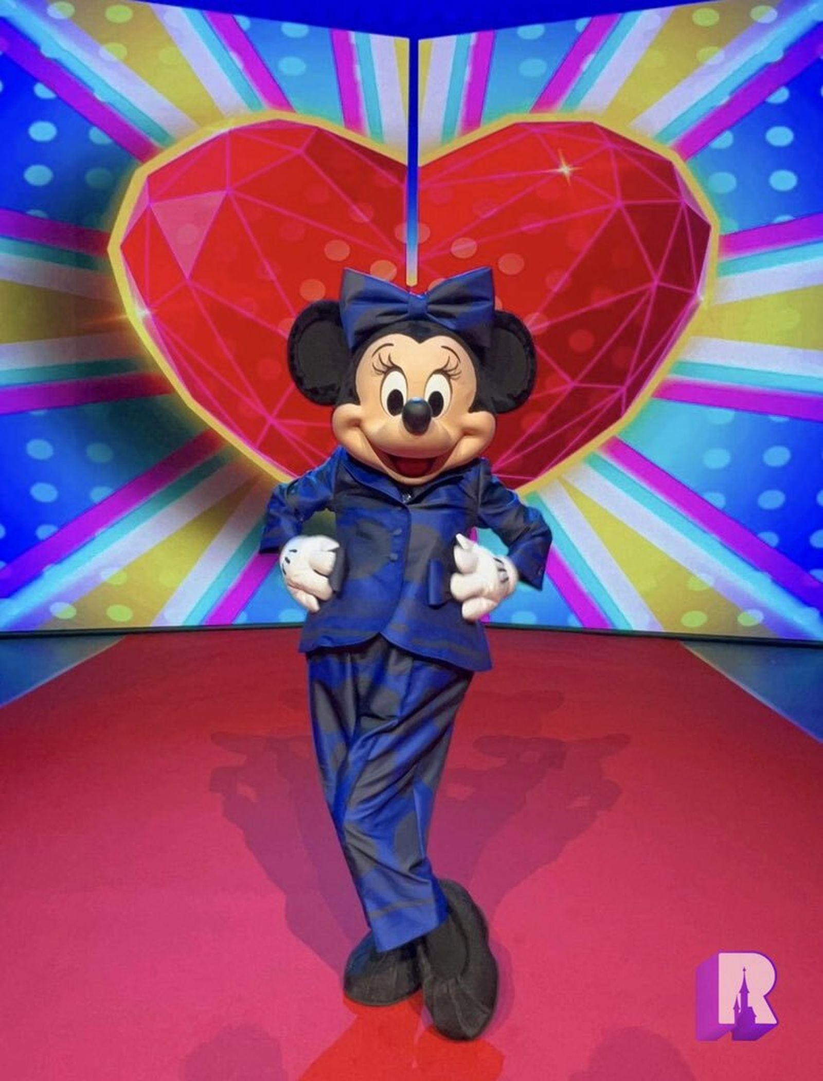 Minnie estrena pantalón y chaqueta por el 30 aniversario de Disneyland Paris.