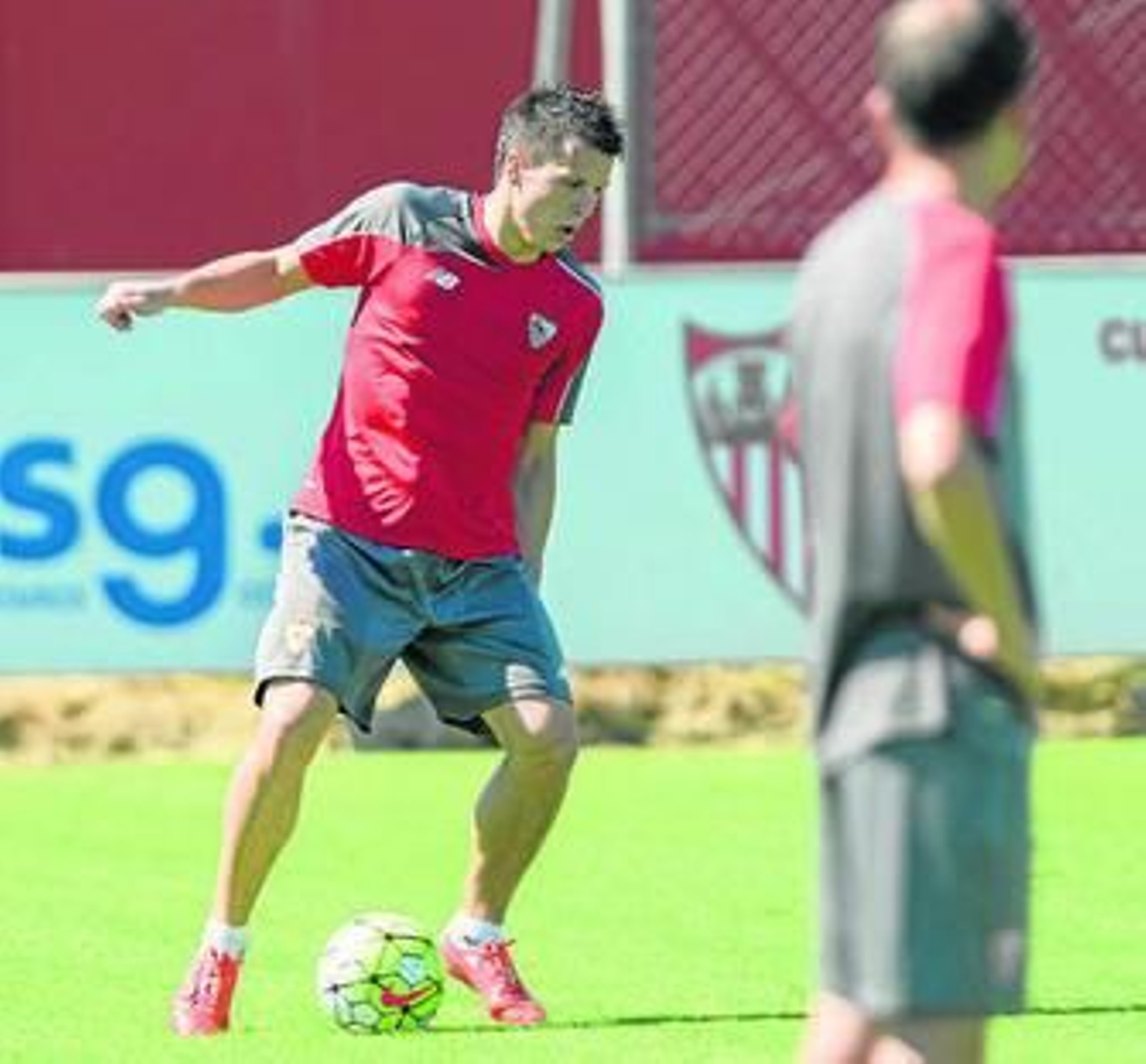 Konoplyanka controla el balón en la ciudad deportiva.