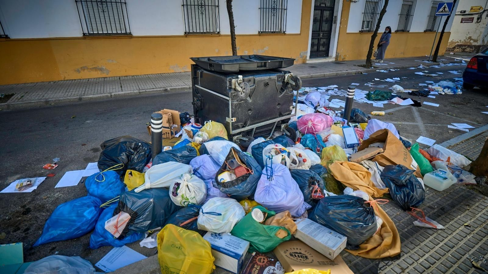 Una imagen de la calle Cielo plagada de basuras. Una imagen de la calle Cielo plagada de basuras.