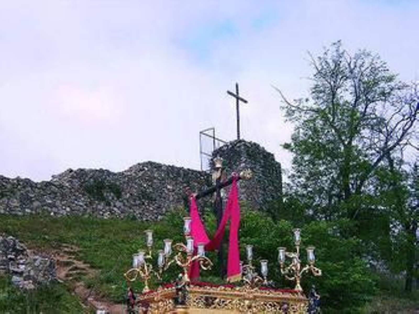 Aracena se vuelca con la Vera Cruz en su paso por el Castillo
