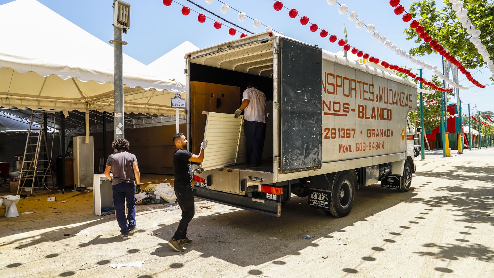 Operarios desmontan una caseta