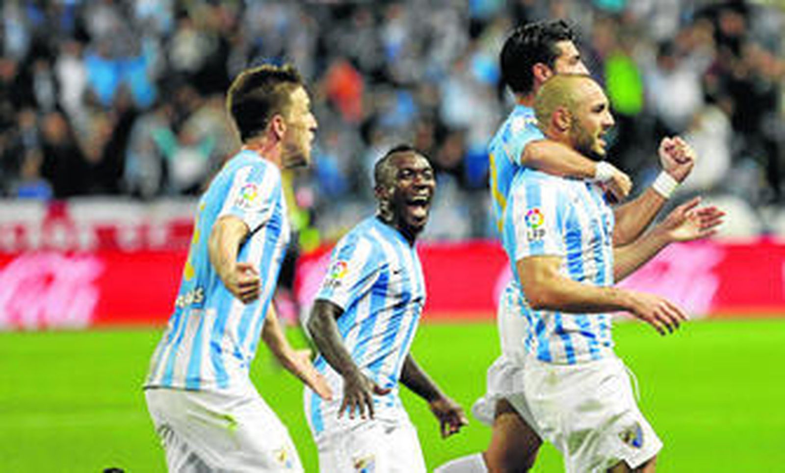 Camacho, Boka y Miguel Torres corren a festejar con Amrabat su tanto ante el Eibar.