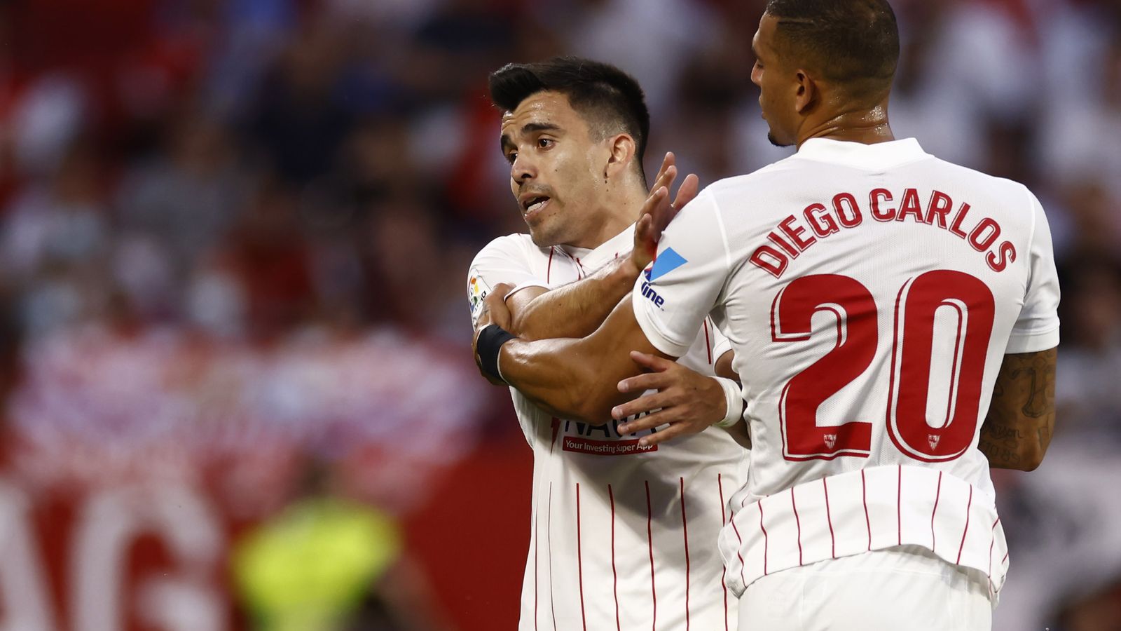 Diego Carlos retiene a un Acuña que protesta la tarjeta amarilla que vio.