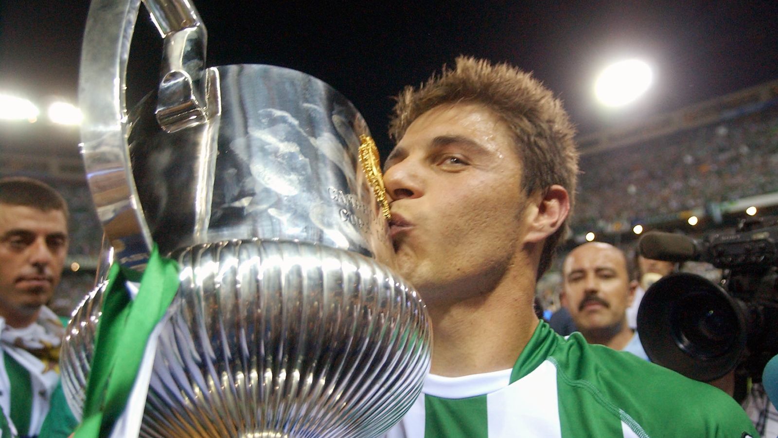 Joaquín besa la Copa del Rey ganada por el Betis en 2005.