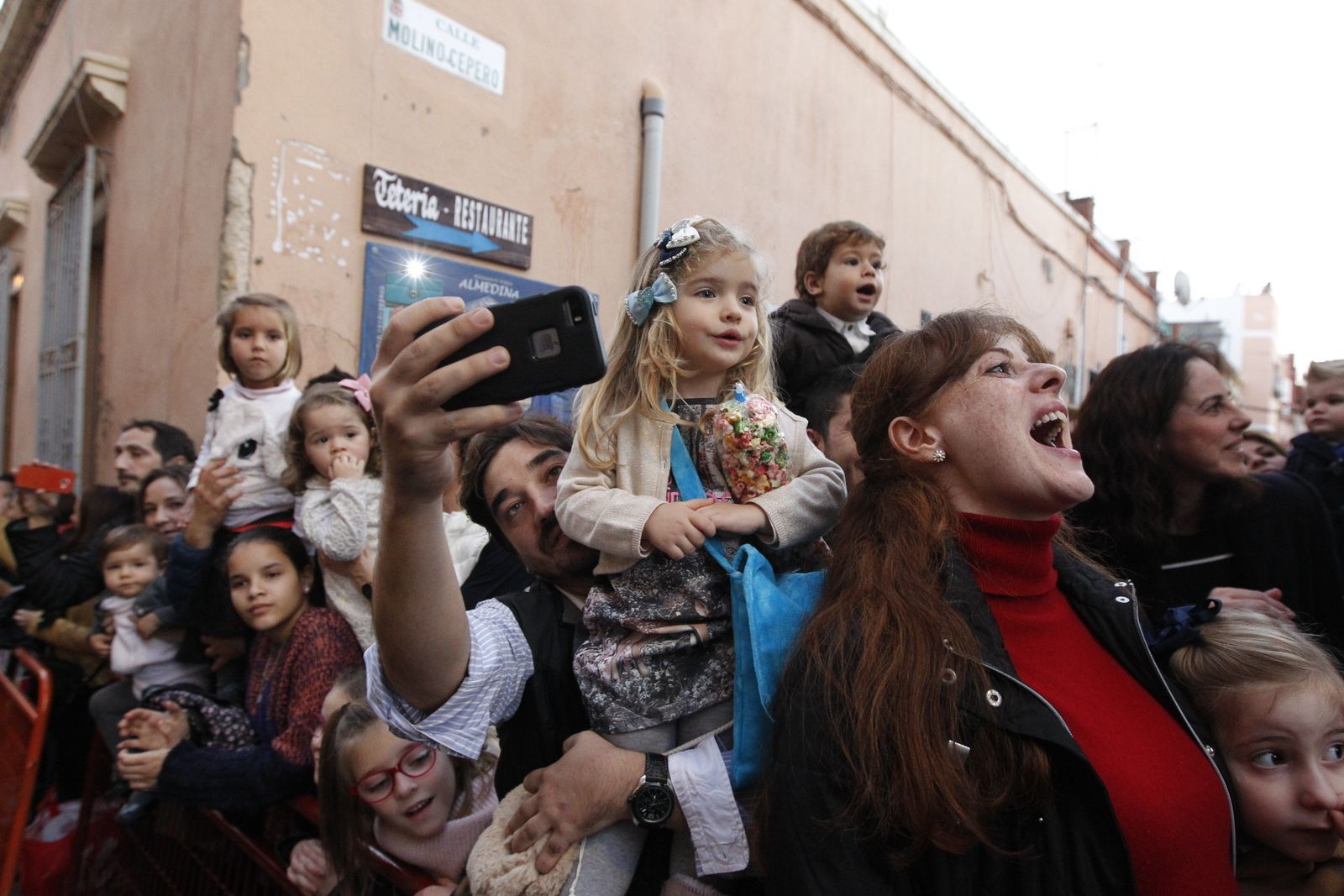 Niños y gestos de una cabalgata