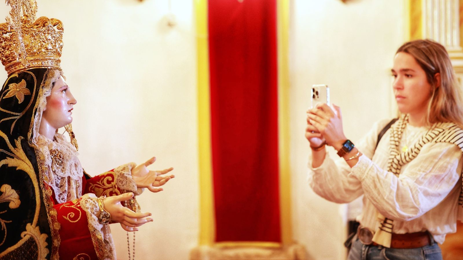 La imagen de la Virgen del Mayor Dolor regresa a la capilla de la Vera Cruz de San Fernando tras su restauración.