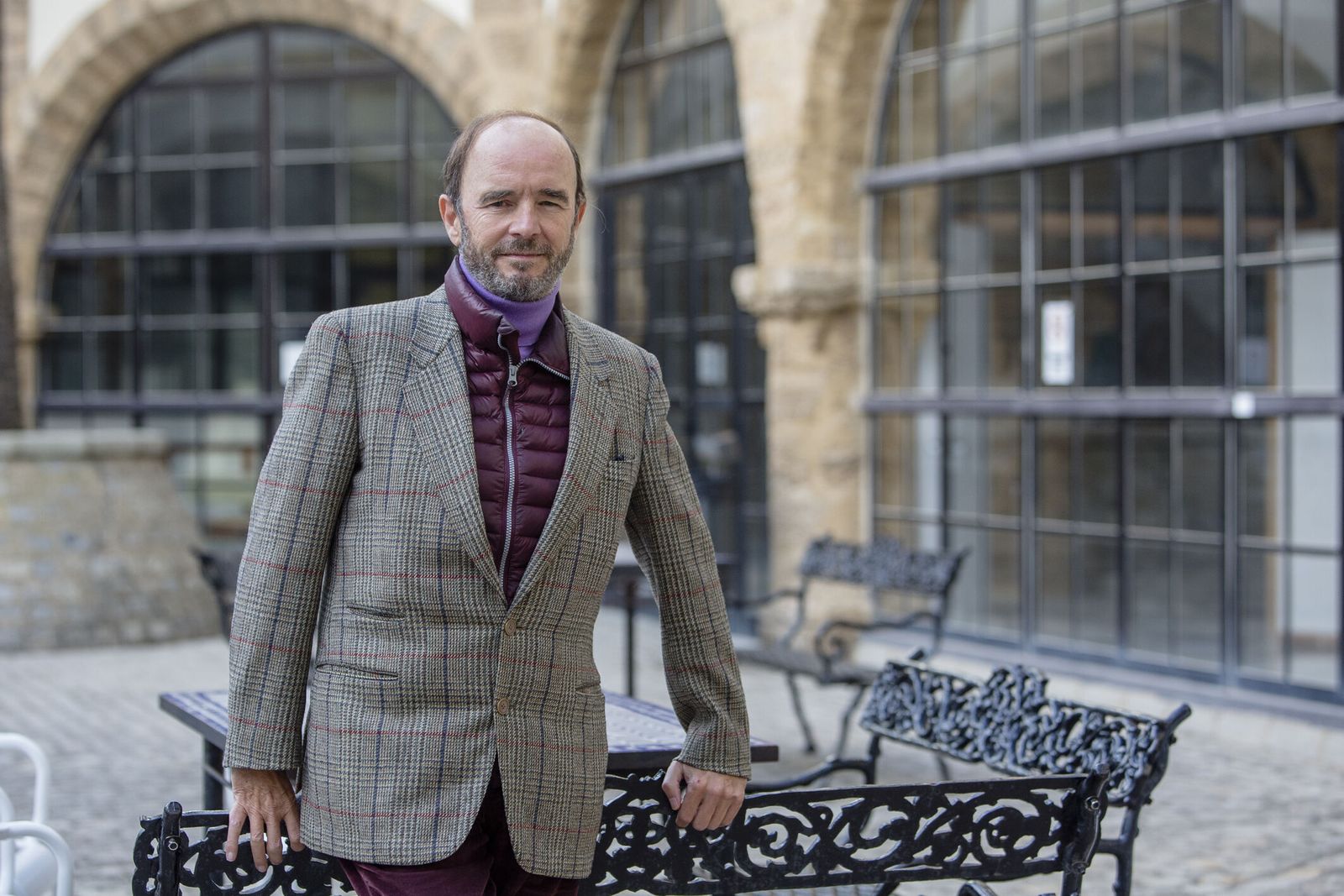 El catedrático de Filosofía Francisco Vázquez posa en el patio 'Juan López' de la Facultad de Filosofía y Letras.