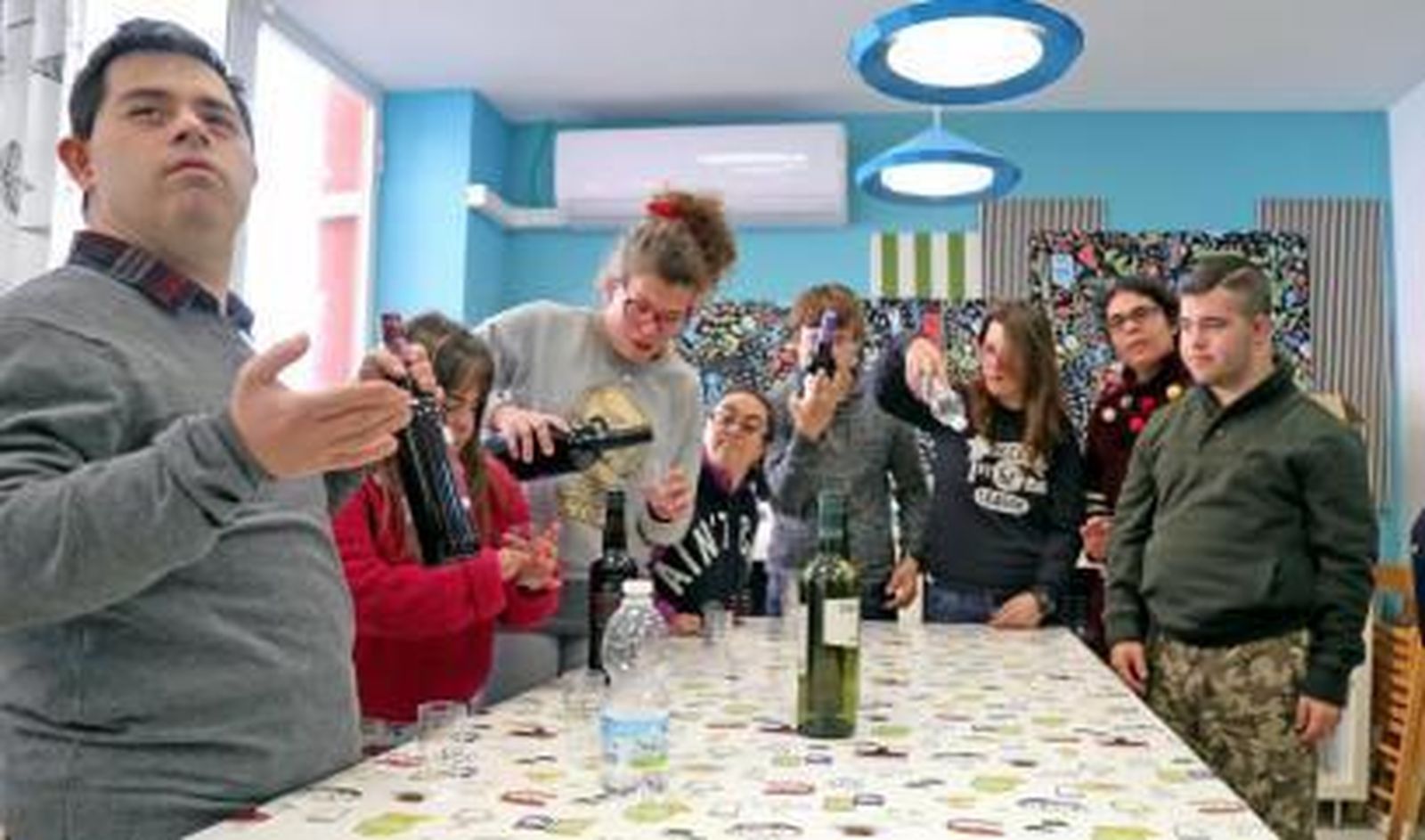 Cinco chicos del centro Down  Jerez Aspanido, junto a su profesora, en una clase formativa.