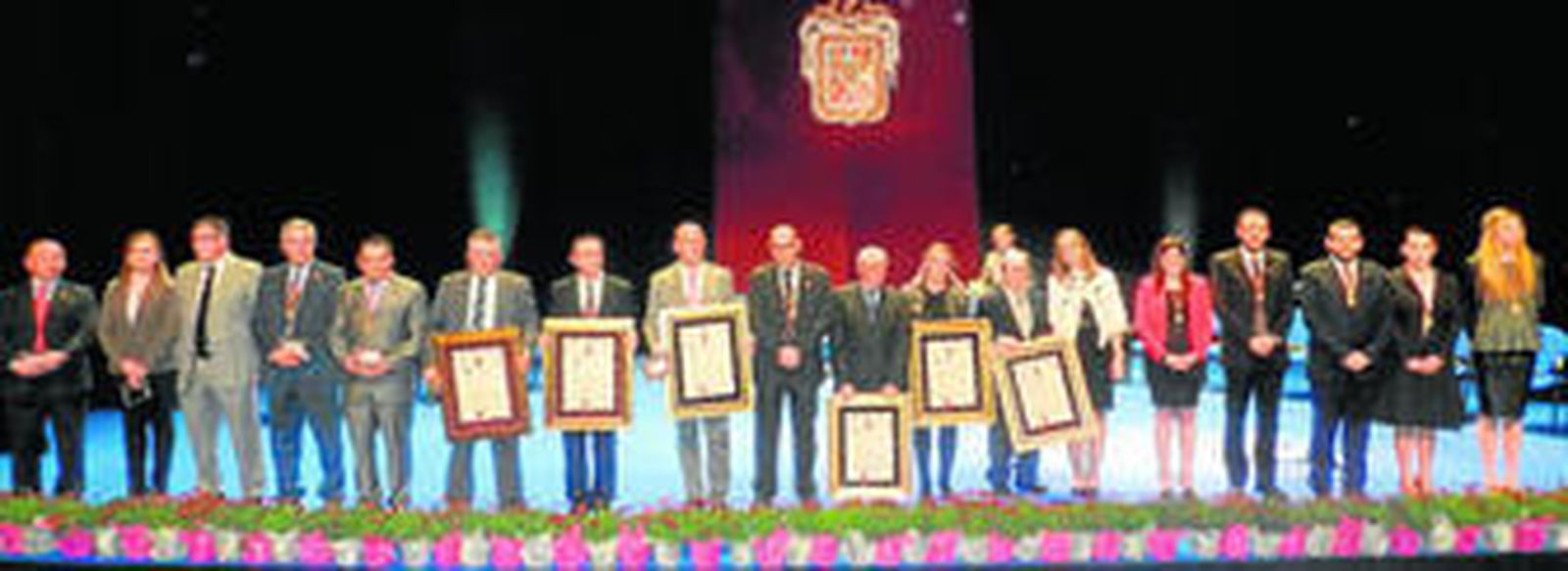 Los premiados en el Teatro del municipio.