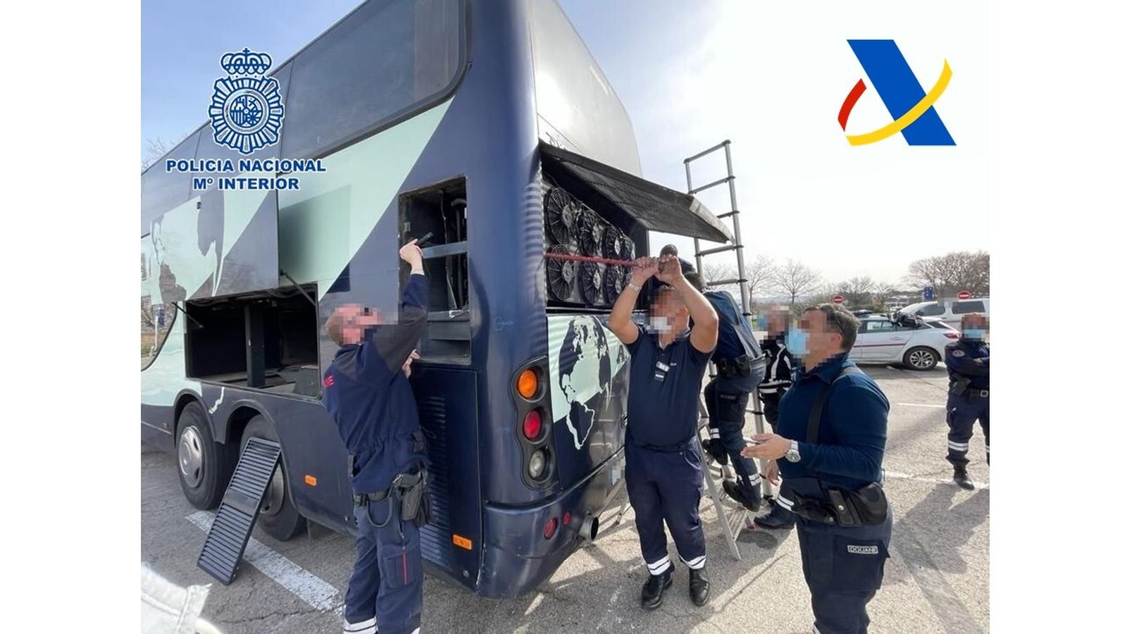 Los agentes inspeccionan uno de los autobuses empleados por la trama.