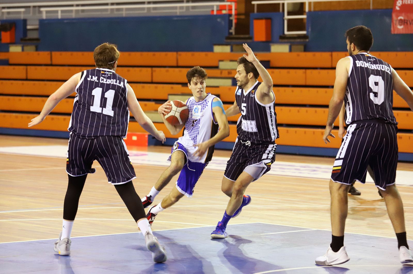 Lance del choque de la primera vuelta entre Huelva Comercio y Ciudad de Huelva.