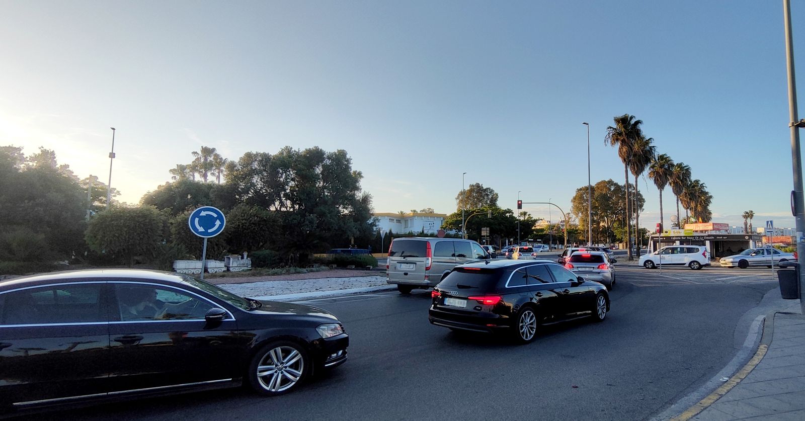 La rotonda ubicada junto a la estación de ferrocarril, con el semáforo y el paso de cebra a la salida.