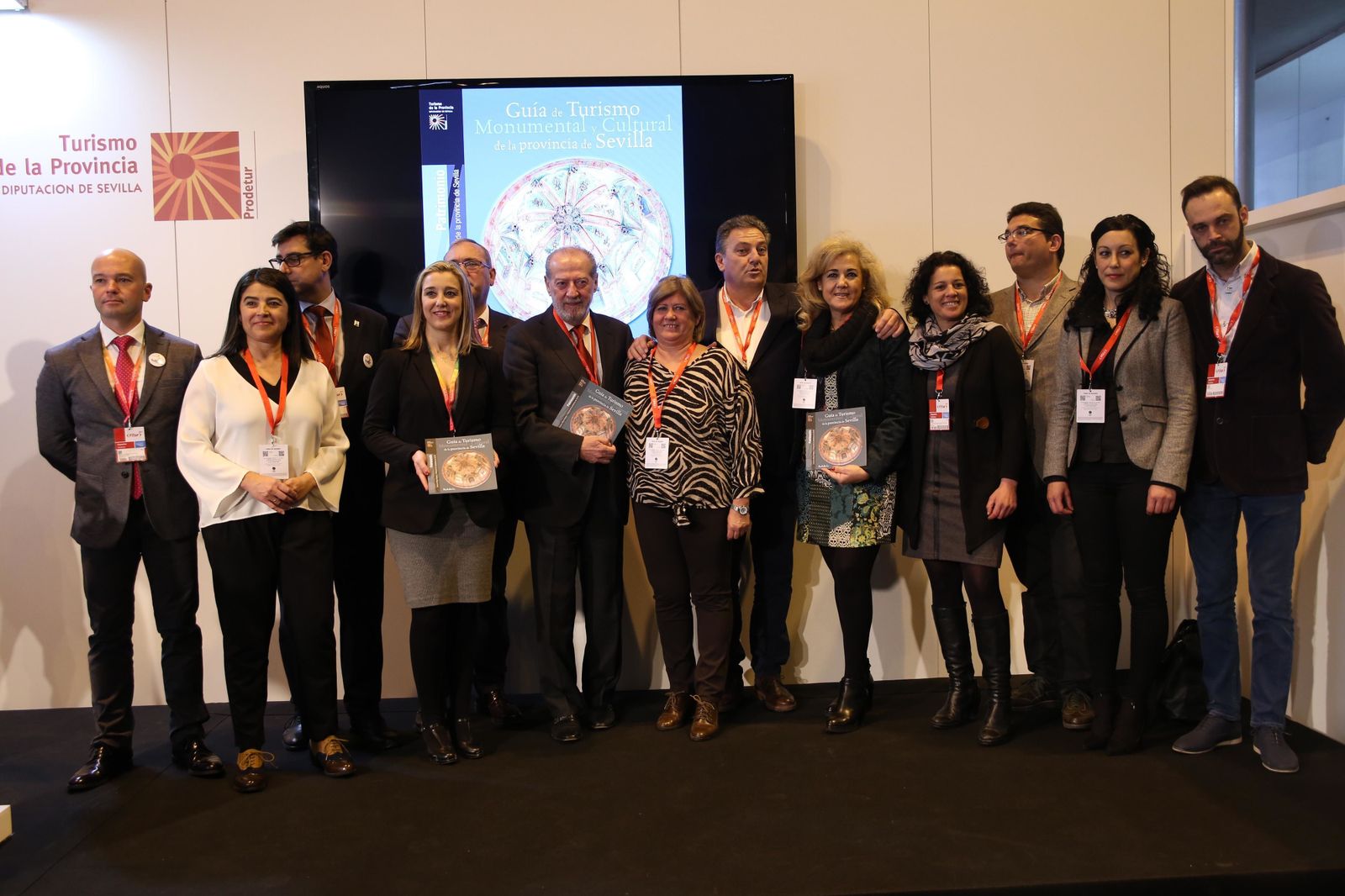El presidente de la Diputación, Fernando Rodríguez Villalobos, en la foto de grupo durante la presentación de la nueva guía de Turismo de la Provincia.