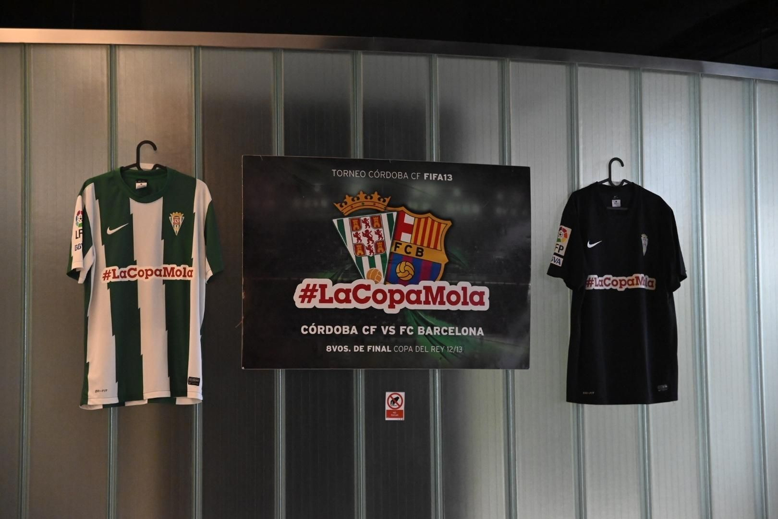 La exposición de camisetas históricas del Córdoba CF, en imágenes
