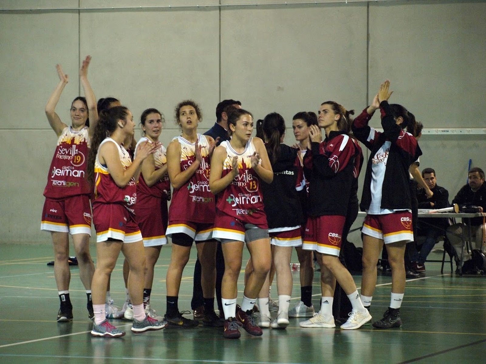 Las jugadoras del Club Baloncesto Sevilla Femenino celebran una victoria durante la presente temporada.