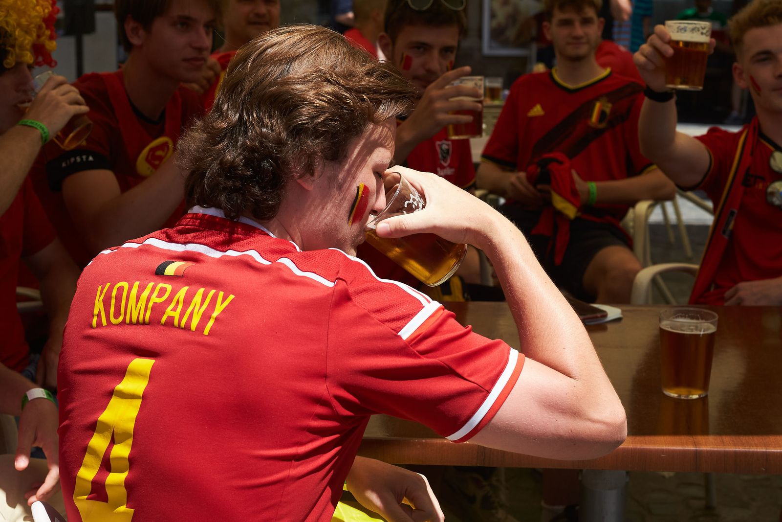 Imágenes de la convivencia entre belgas y portugueses por las calles de Sevilla.