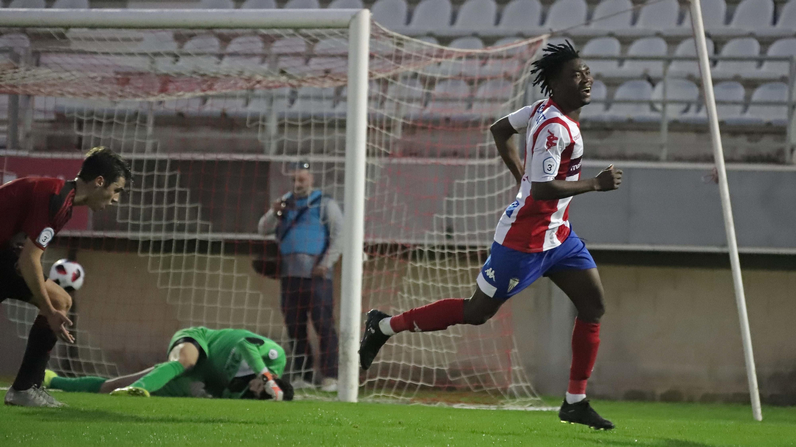 El delantero Karim celebra uno de sus dos goles con el Algeciras ante el Gerena.