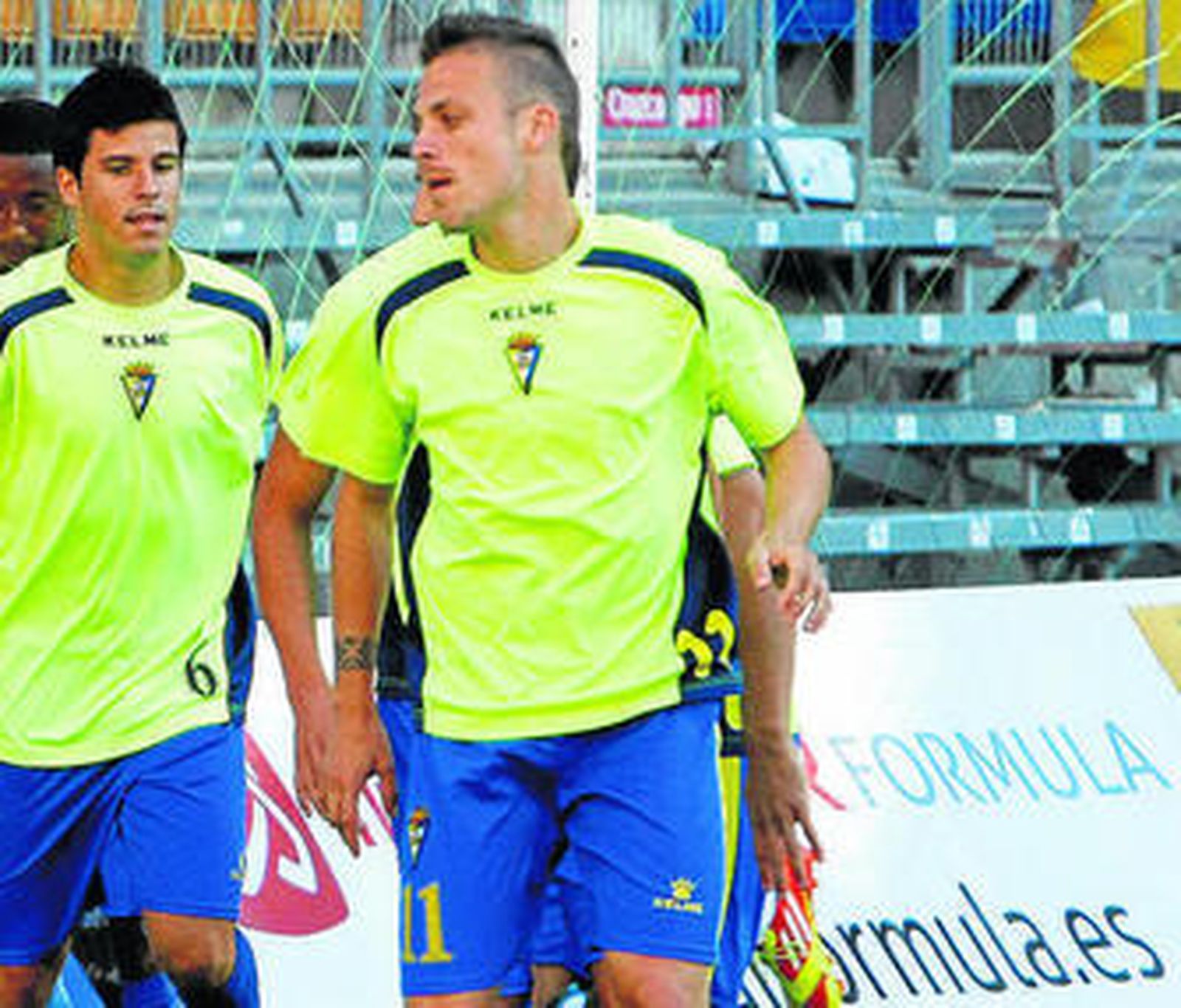 Cases, en primer término, ejercitándose ayer en el Carranza.