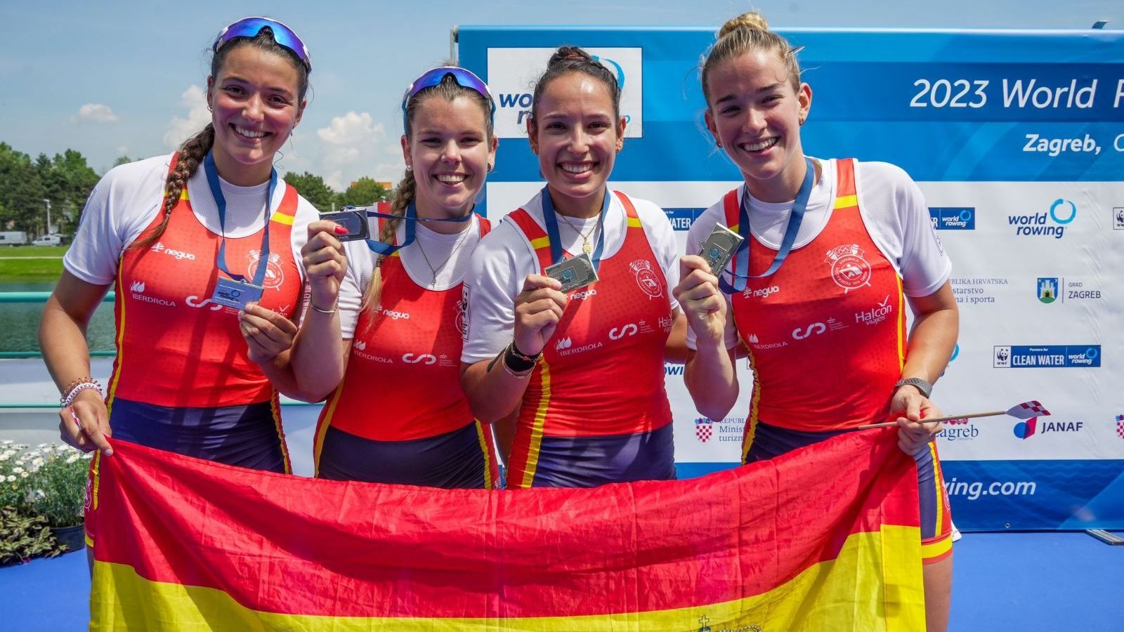 Olivia del Castillo, primera por la derecha, sonriente con su medalla junto a sus compañeras.