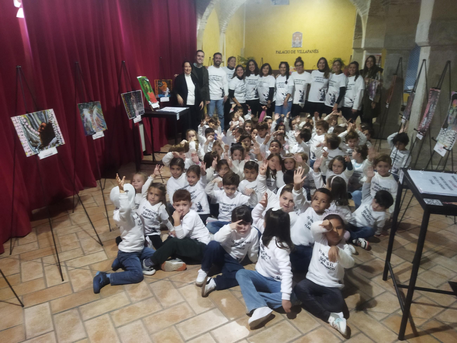 Los alumnos participantes junto al profesorado y dirección del centro, además de los concejales del gobierno municipal.