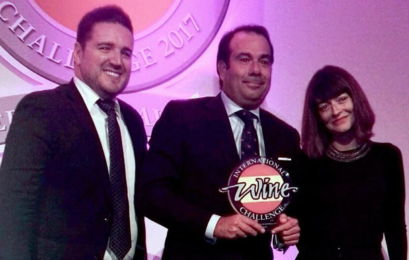 El director de Comunicación de Osborne, Iván Llanza, durante la recogida del premio Internacional.