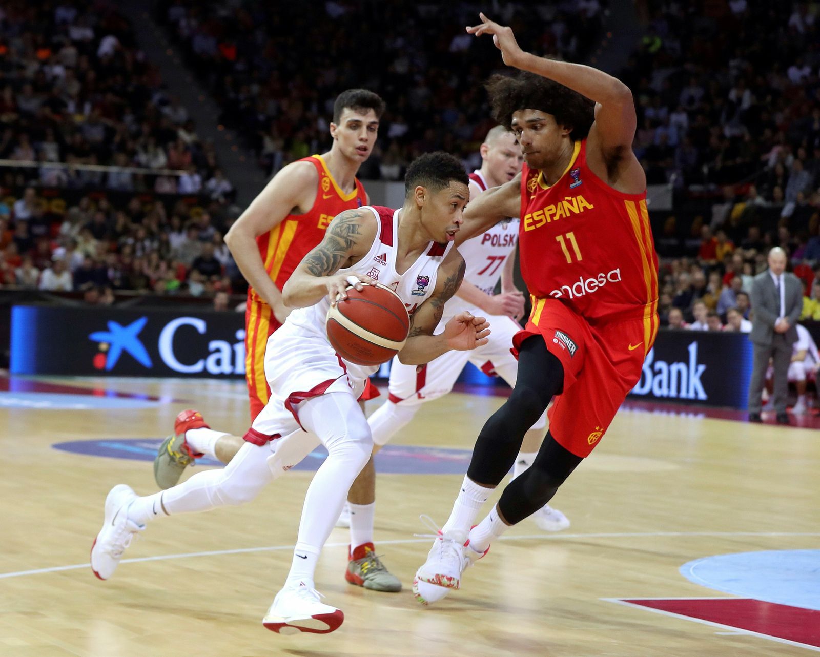 A.J. Slaughter trata de superar a Sebas Saiz en el duelo entre España y Polonia.