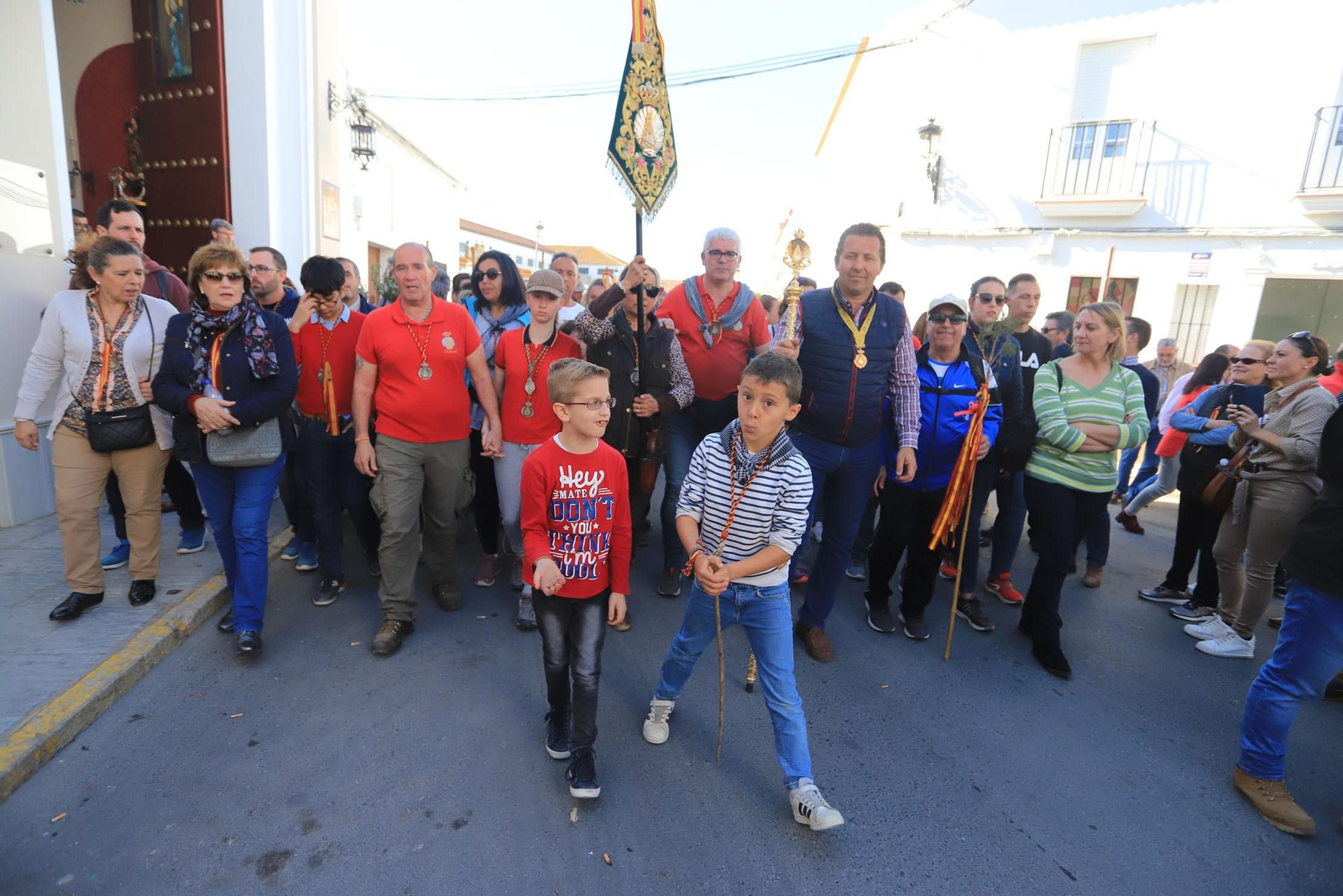 Imágenes de la llegada de la peregrinación de Emigrantes a Almonte acompañando a la Hermandad de San Juan del Puerto