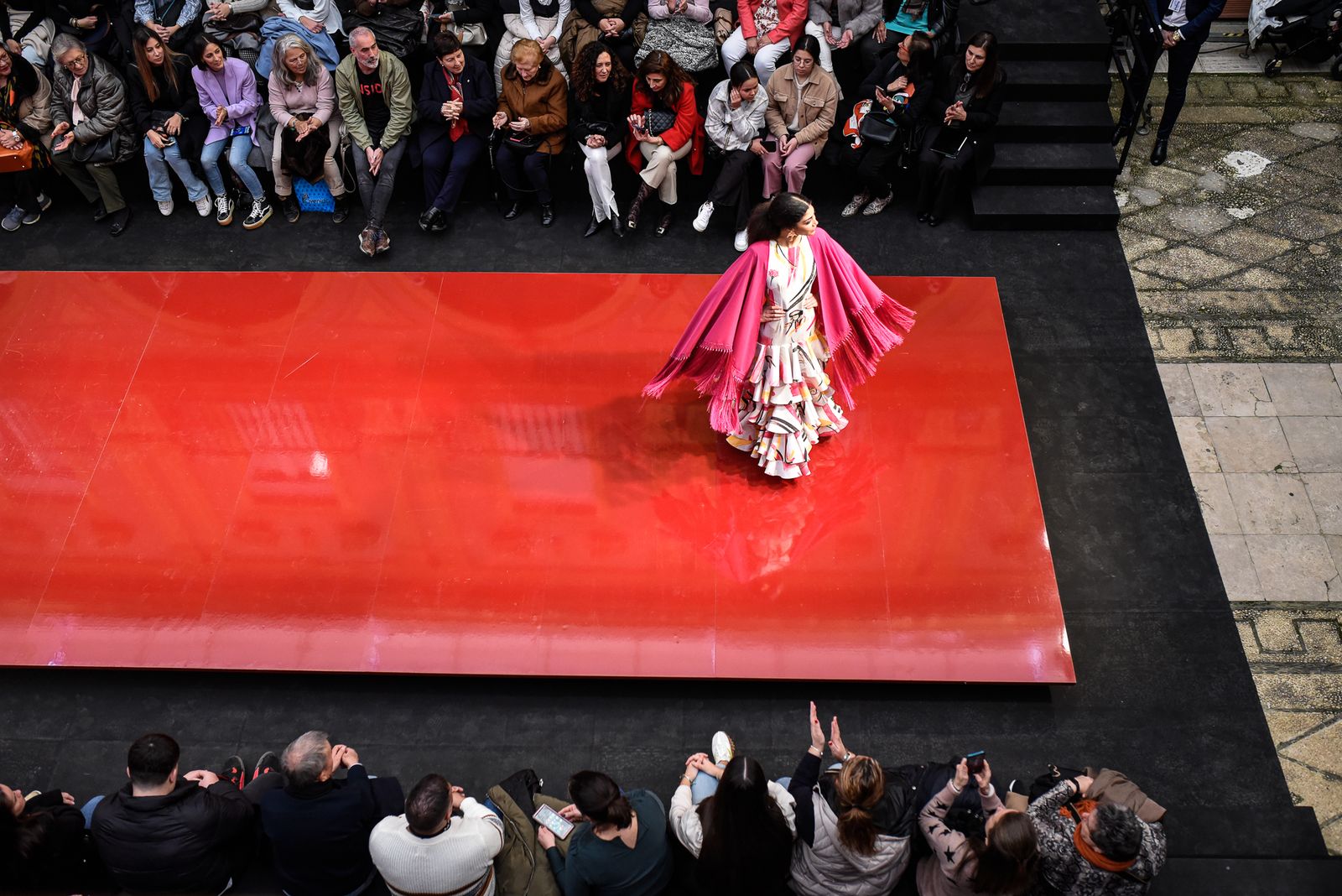 Imágenes de la inauguración de la Pasarela Flamenca en el patio del Ayuntamiento