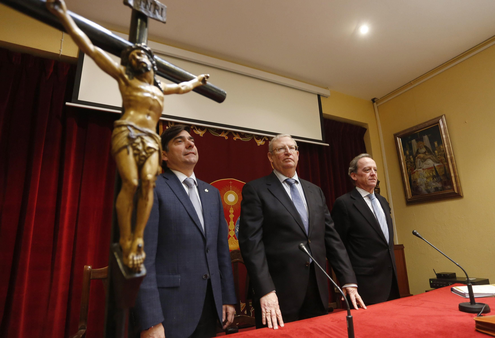 Francisco Vélez, entre el tesorero Alejandro Marchena y el notario que levanta acta del sorteo de las sillas libres