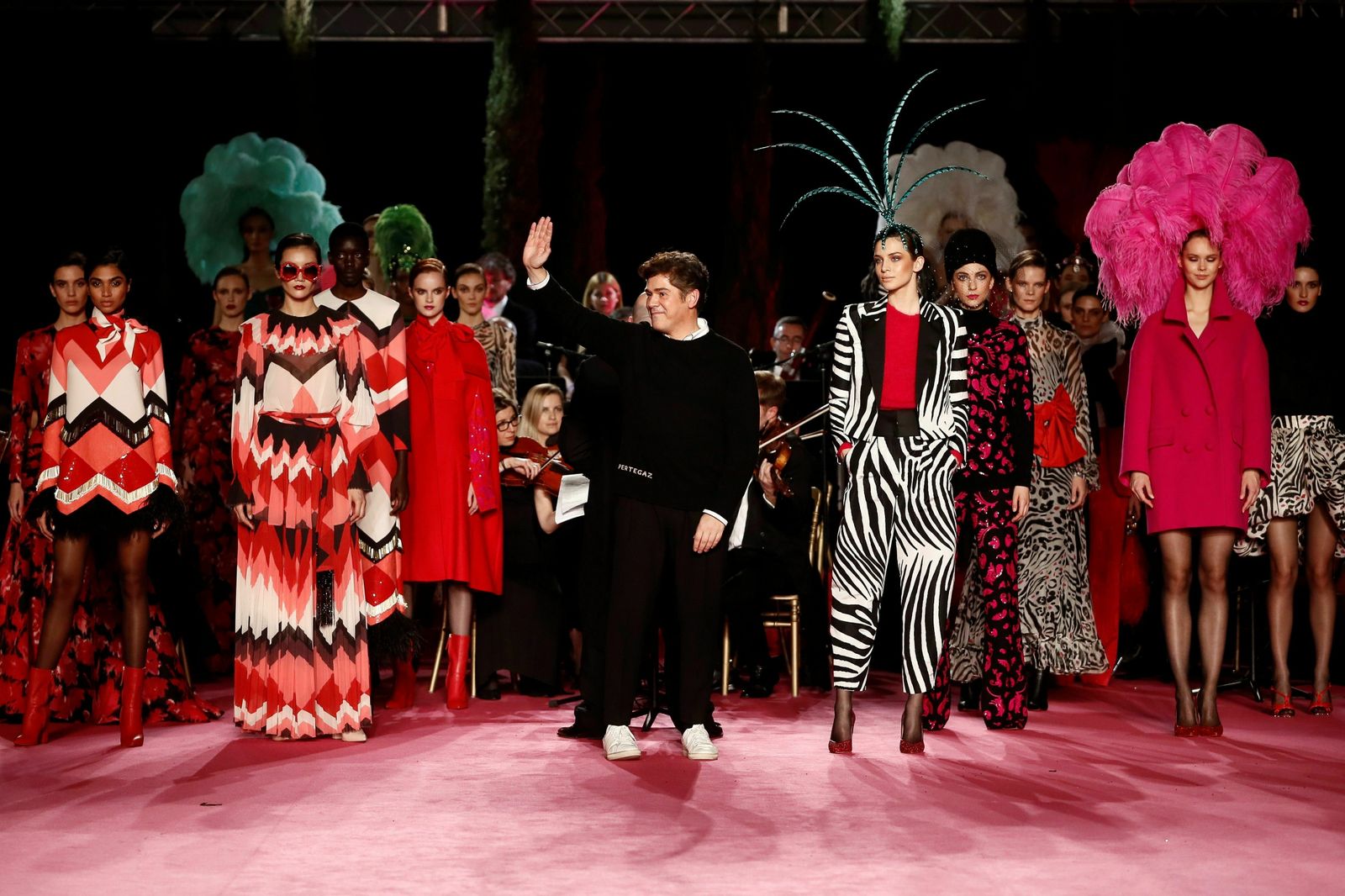 Jorge Vázquez, director creativo de Pertegaz, saluda al final del desfile.