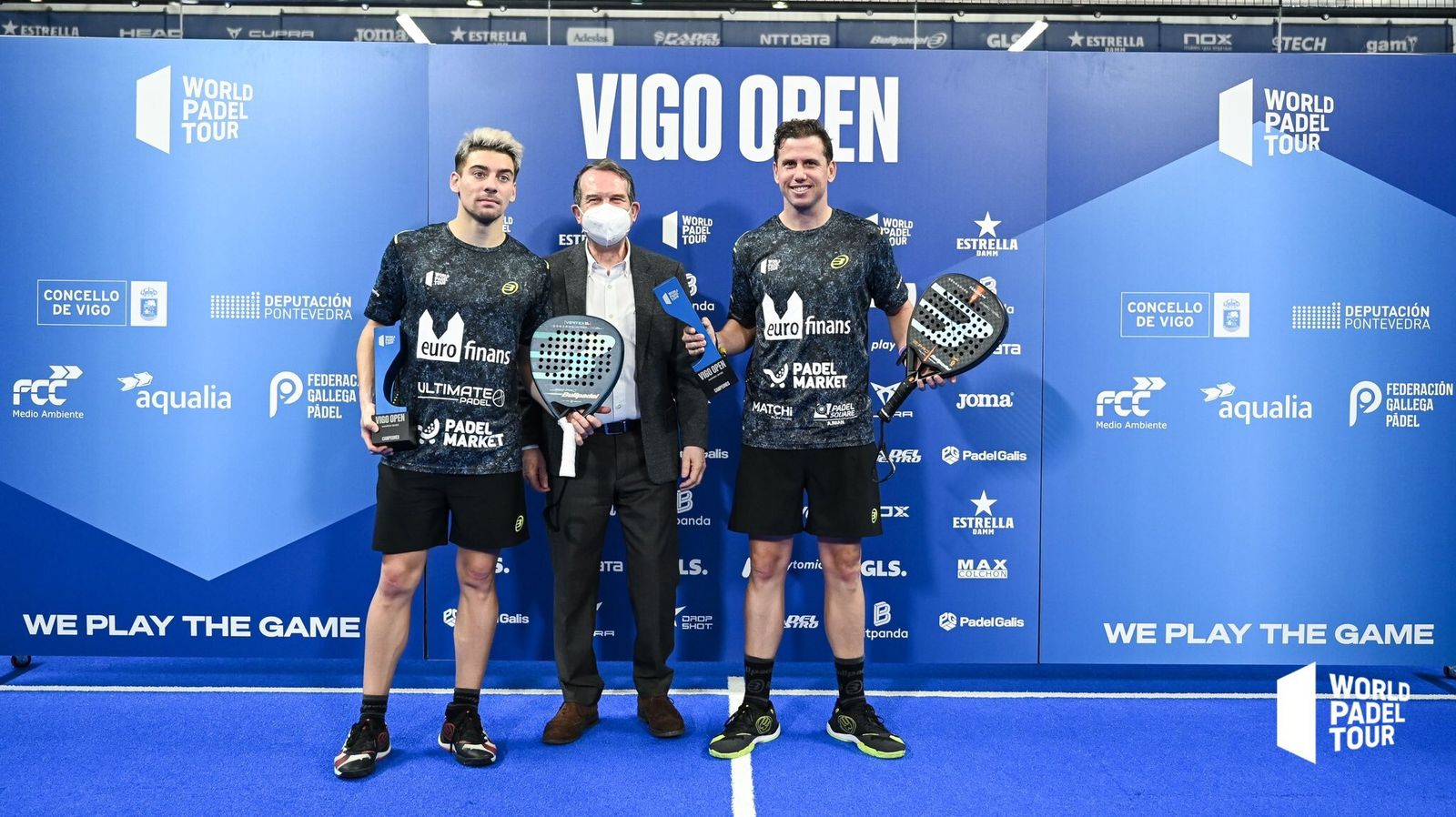 Paquito Navarro y Martín di Nenno, con el trofeo de ganadores en Vigo.