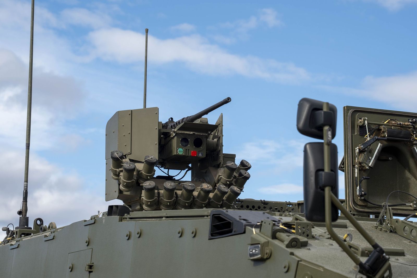 Margarita Robles entrega en Viator los primeros vehículos 8x8 ‘Dragón’ al Ejército de Tierra