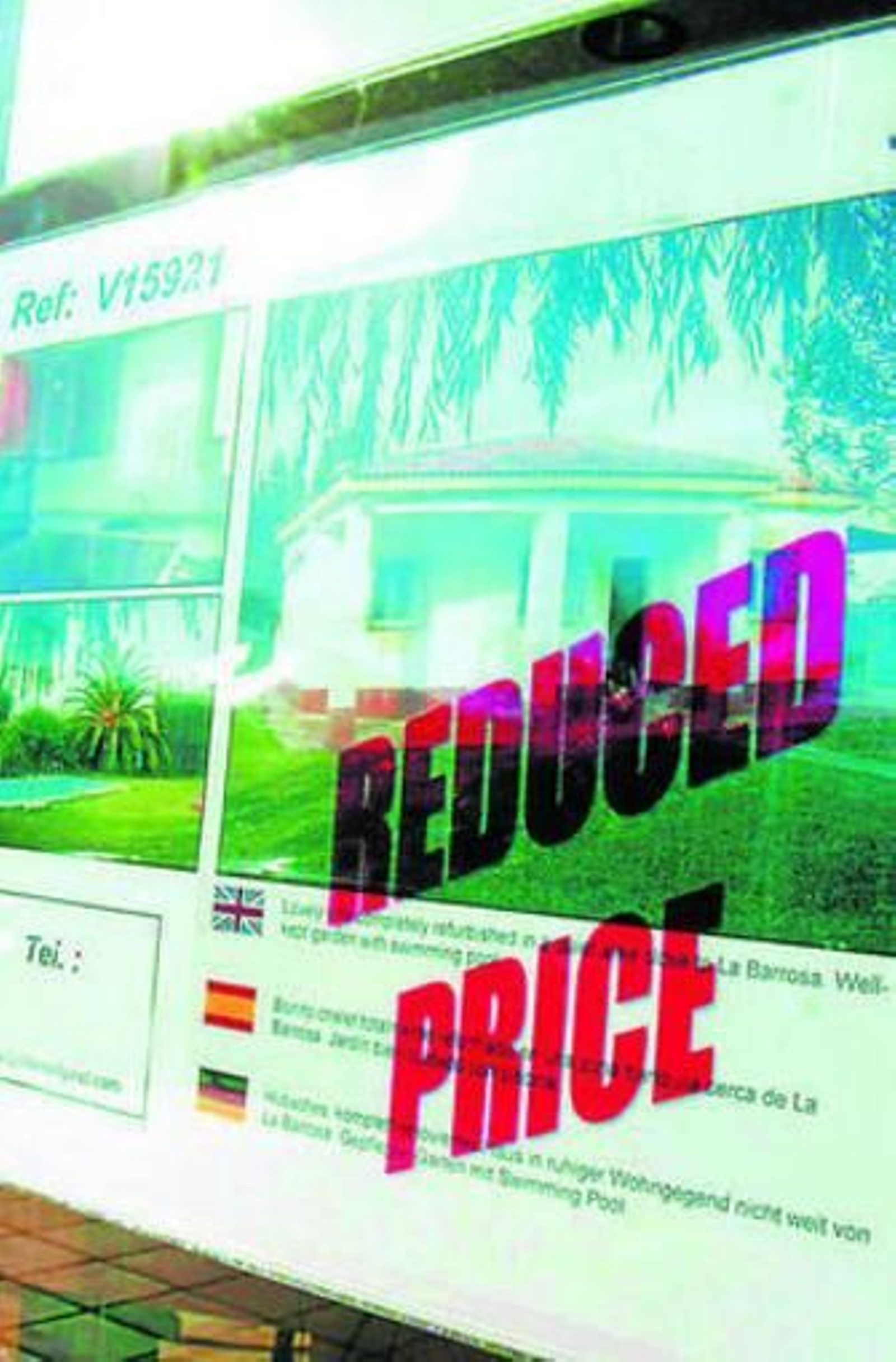 Un cartel en inglés de una inmobiliaria.