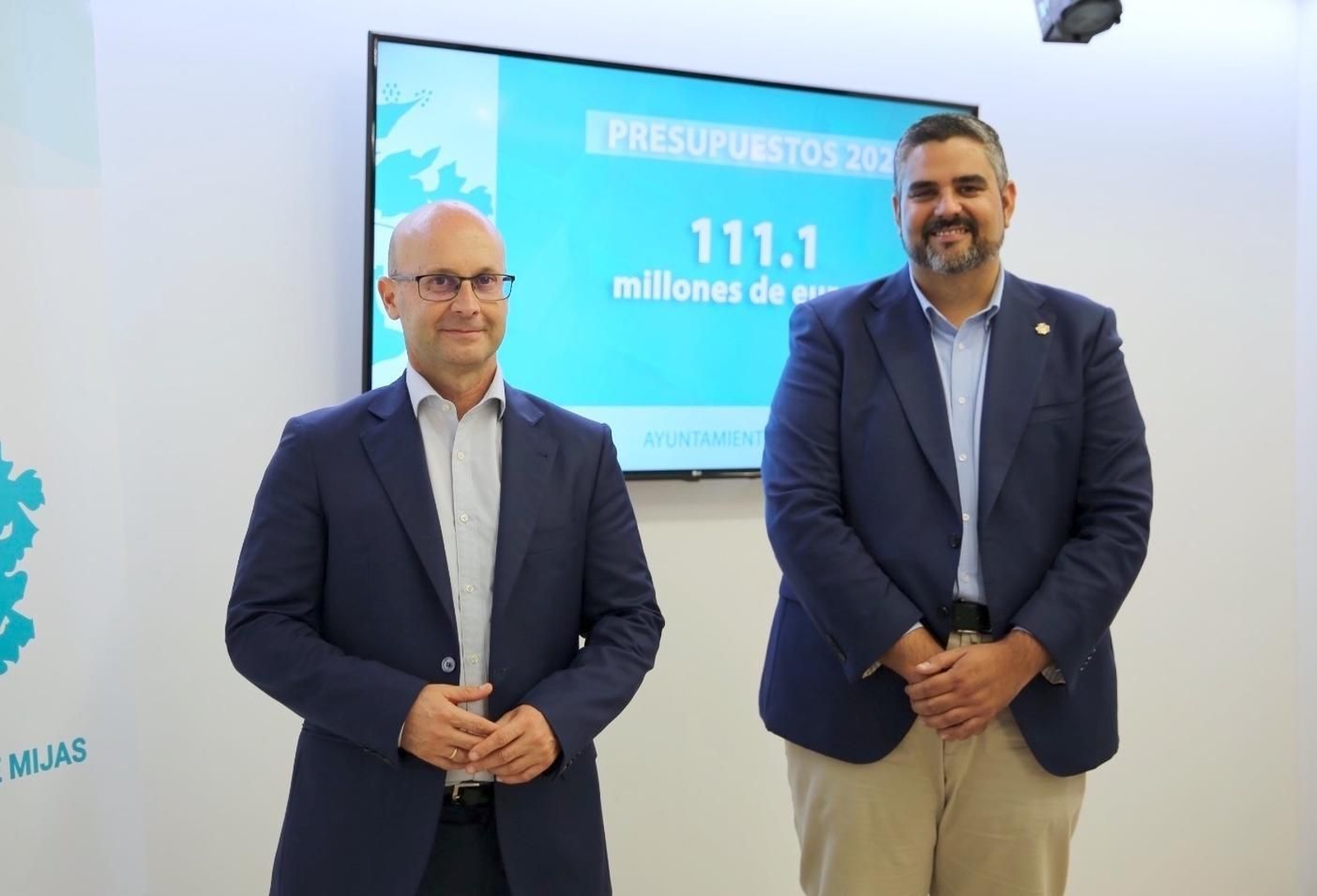 El alcalde de Mijas, Josele González, acompañado de losediles del equipo de gobierno, José Carlos Martín y Roy Pérez, han presentado los presupuestos municipales del Ayuntamiento de Mijas para el ejercicio 2022