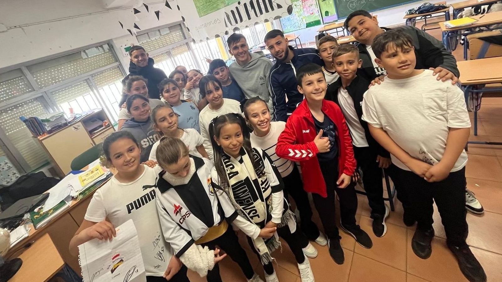 Pecellín y Luis Martínez, con alumnos del CEIP Carlos V