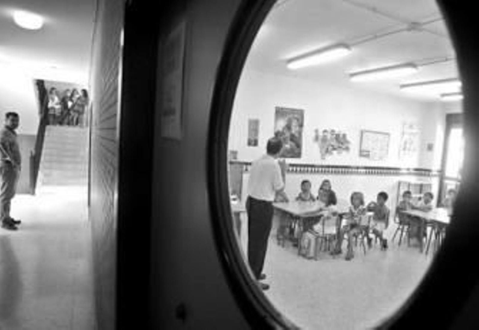 Un profesor imparte clases a un curso de Educación Primaria.