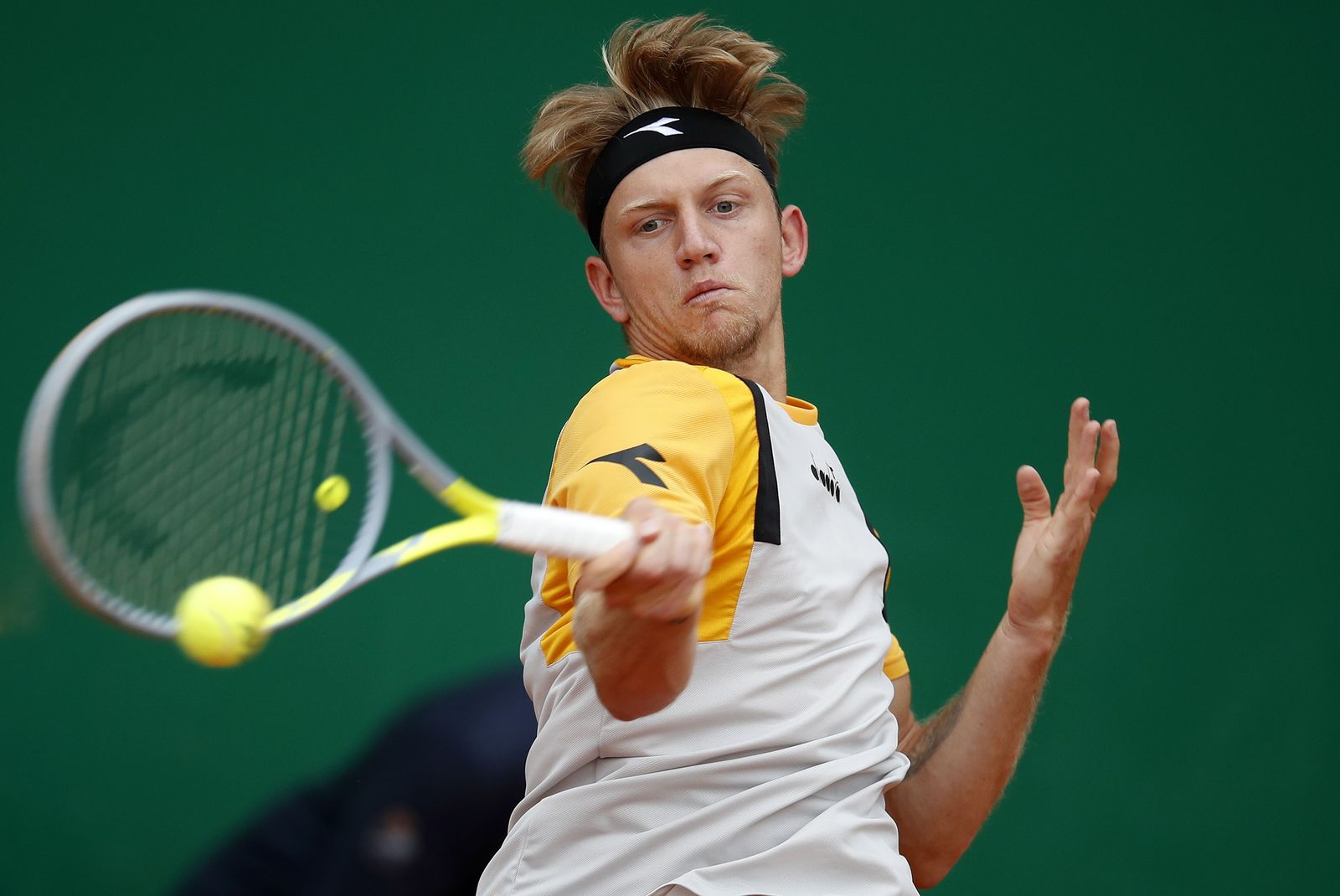 Alejandro Davidovich golpea de derecha.