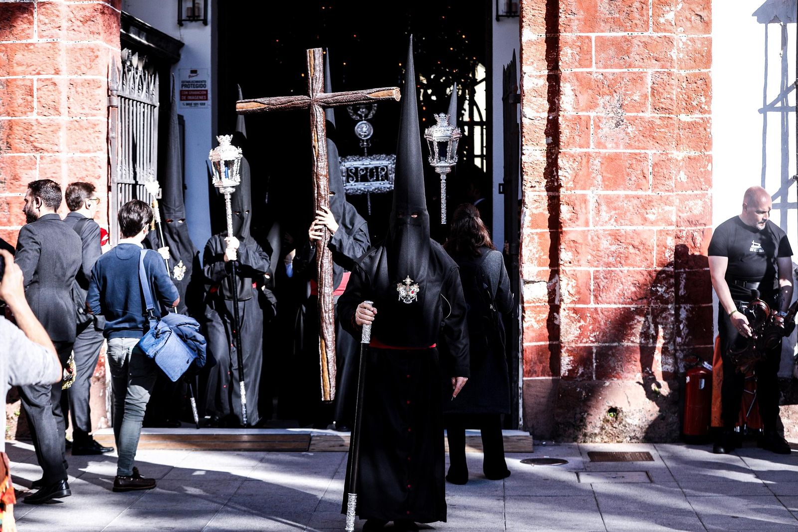 Imágenes de la salida de Desamparados en la Semana Santa de San Fernando 2025
