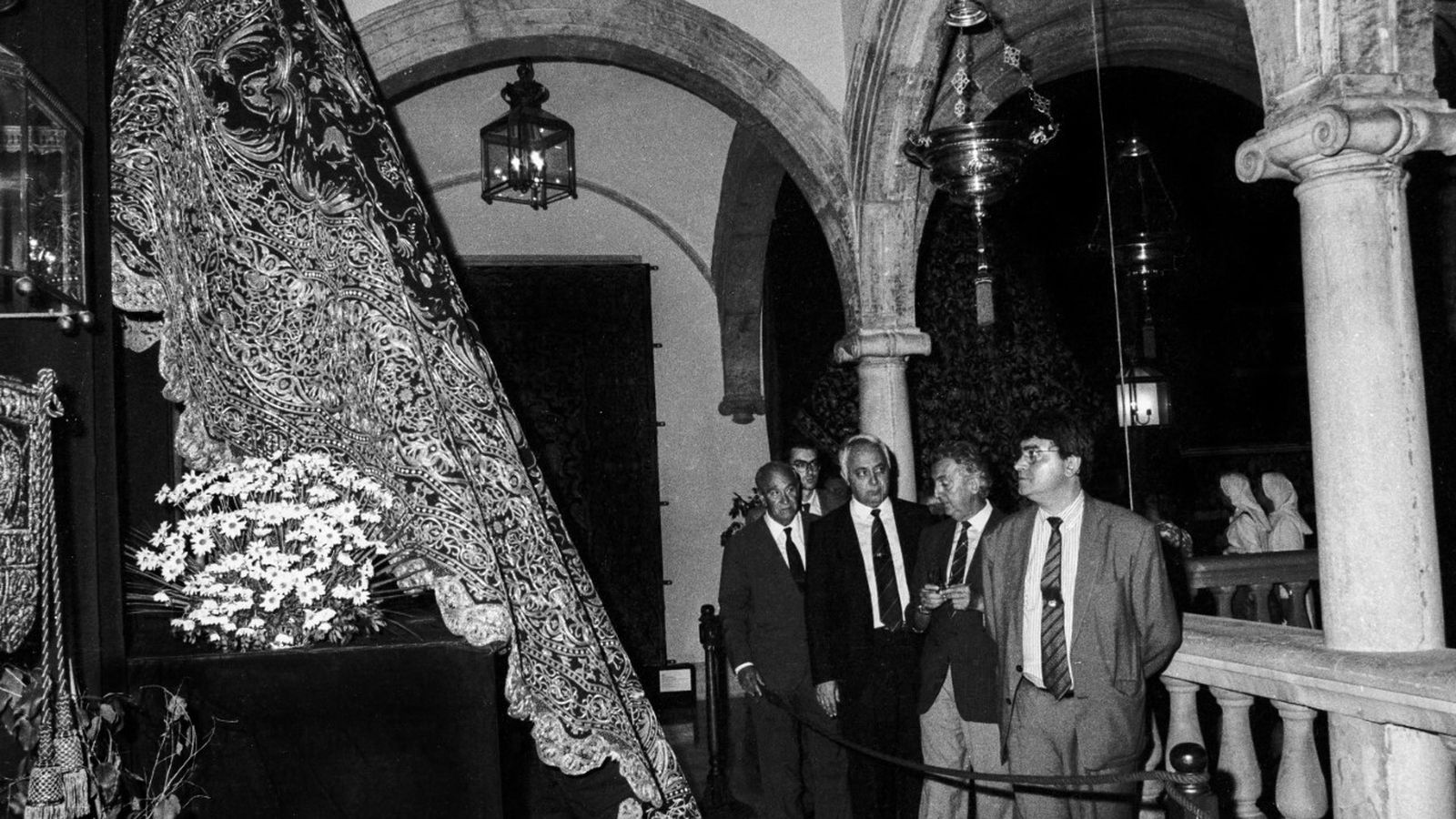 Ignacio Montaño y Ramón Pineda visitan 'Los esplendores', donde hace de guía Luis Becerra.