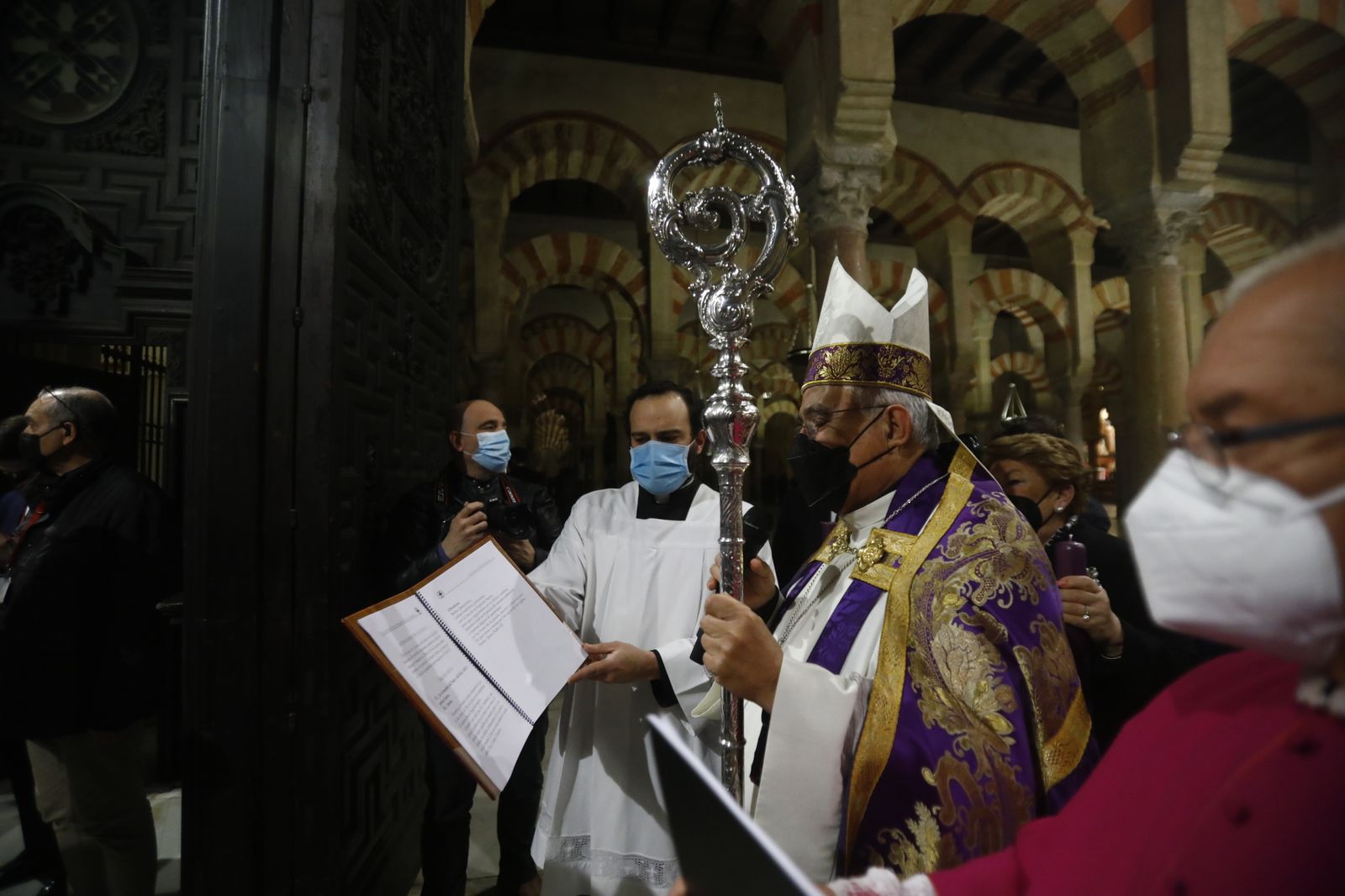 El vía crucis de las hermandades de Córdoba con el Señor del Calvario, en imágenes