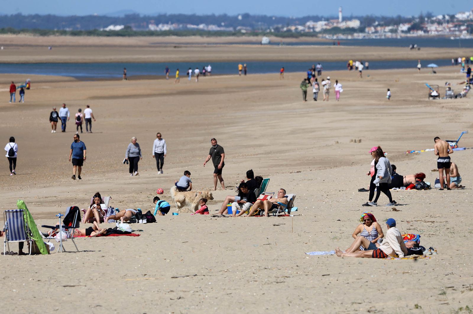 Imágenes del ambiente en las playas de Huelva