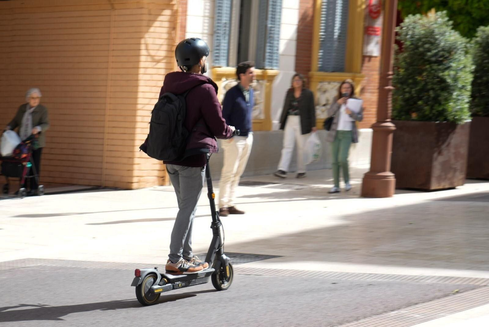 Un ciudadano circula en patinete.