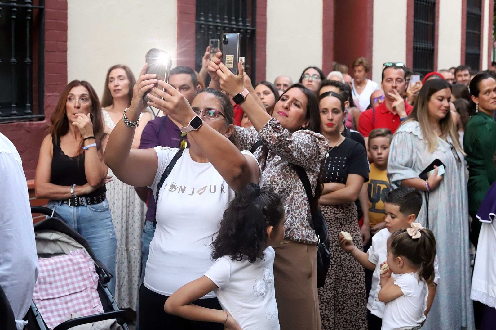 Imágenes de la procesión de la Virgen de la Amargura por las calles de Huelva