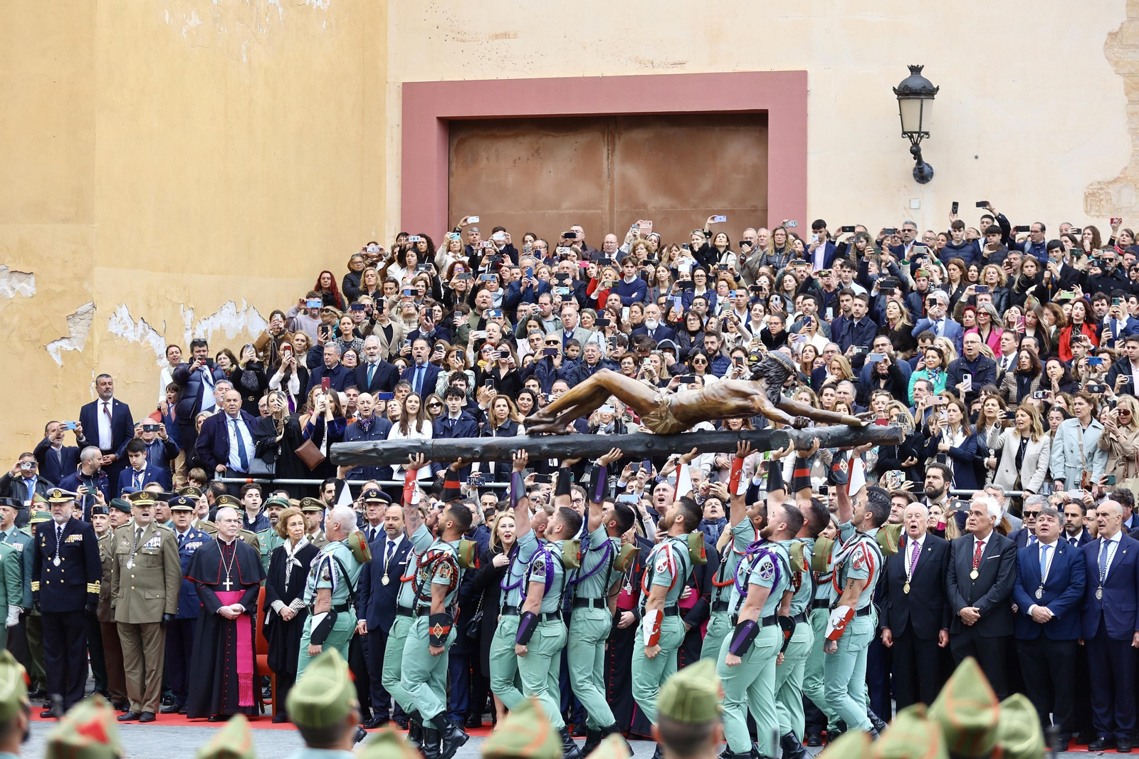 Las fotos de la Legión en el traslado del Cristo de Mena en Málaga este Jueves Santo Las fotos de la Legión en el traslado del Cristo de Mena en Málaga este Jueves Santo